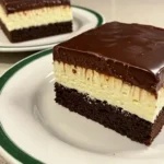 Coupe transversale du gâteau qui pleure : détails des couches de gâteau, crème et sauce au chocolat, offrant un aperçu de sa texture moelleuse.