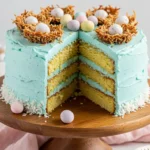 Vue appétissante d'un délicieux gâteau de Pâques à trois étages, nappé d'un glaçage bleu ciel et décoré de nids comestibles et d'œufs de Pâques pastel.