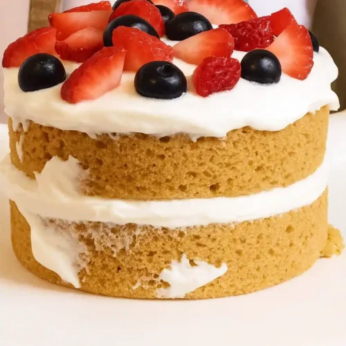 Délicieux gateau 1 an, décoré de fruits frais et de crème.