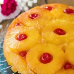 Vue rapprochée d'un "ananas gâteau renversé" parfait, avec sa garniture brillante et ses motifs d'ananas attrayants.