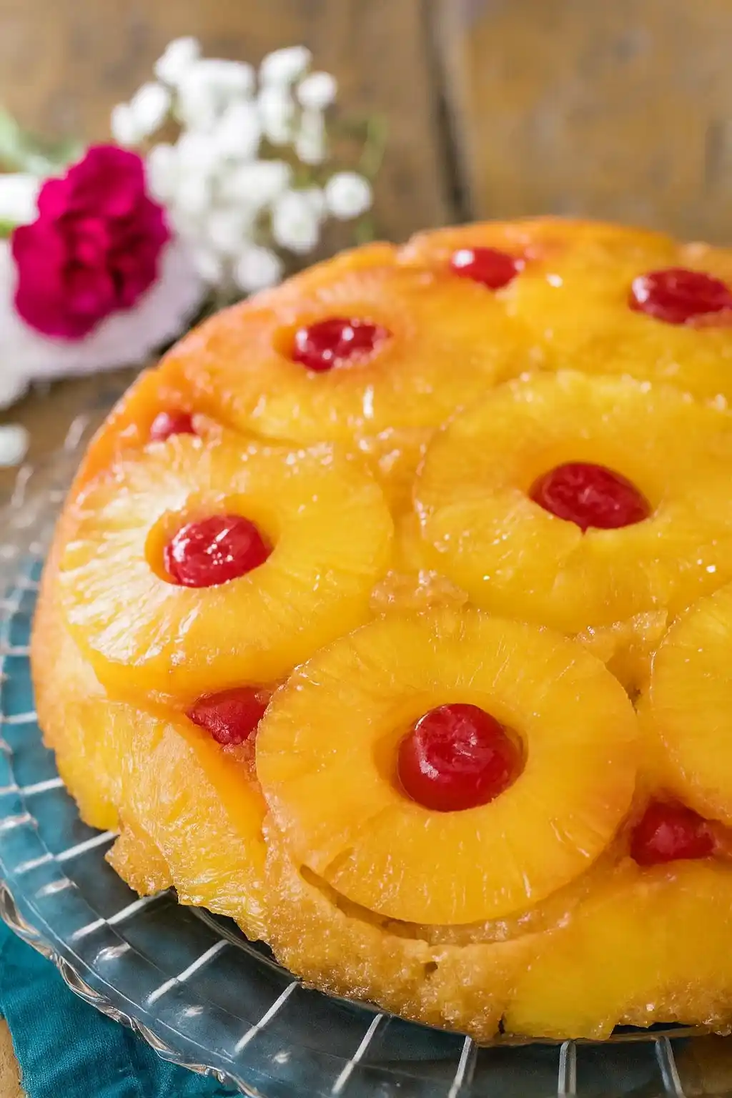 Vue rapprochée d'un "ananas gâteau renversé" parfait, avec sa garniture brillante et ses motifs d'ananas attrayants.