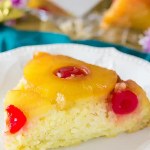 Gros plan sur la texture moelleuse et les saveurs tropicales d'une portion d'"ananas gâteau renversé".