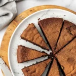 Présentation gourmande d'un gateau creusois, coupé en parts, avec un couteau à proximité, idéal pour une dégustation.