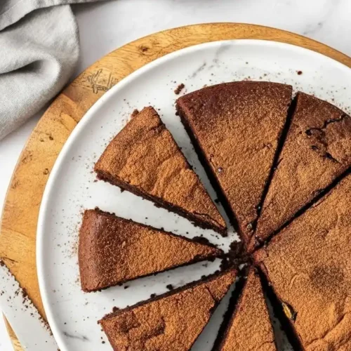 Présentation gourmande d'un gateau creusois, coupé en parts, avec un couteau à proximité, idéal pour une dégustation.