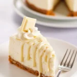Part de gâteau fromage blanc avec chocolat blanc fondu.