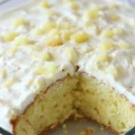 Un délicieux gâteau à l'ananas avec un glaçage crémeux et des morceaux d'ananas, une version appétissante de la recette gateau ananas.